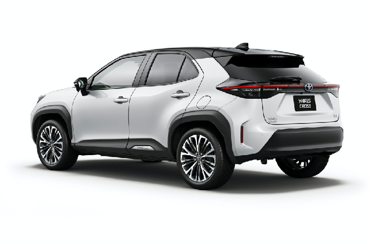 Toyota Yaris Cross 2021 mới được phát triển từ mẫu xe cỡ nhỏ Yaris với nền tảng TGA-B. Yaris Cross là mẫu xe thứ 3 trong gia đình Yaris. Với kiểu dáng của mẫu xe gầm cao, Yaris Cross sở hữu kích thước lớn hơn Yaris đôi chút. Các số đo dài x rộng x cao của Yaris Cross lần lượt là 4.180 x 1.765 x 1.560 (mm), chiều dài cơ sở đạt 2.560 mm.