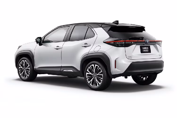Toyota Yaris Cross 2021 mới được phát triển từ mẫu xe cỡ nhỏ Yaris với nền tảng TGA-B. Yaris Cross là mẫu xe thứ 3 trong gia đình Yaris. Với kiểu dáng của mẫu xe gầm cao, Yaris Cross sở hữu kích thước lớn hơn Yaris đôi chút. Các số đo dài x rộng x cao của Yaris Cross lần lượt là 4.180 x 1.765 x 1.560 (mm), chiều dài cơ sở đạt 2.560 mm.