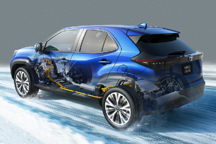 Toyota cung cấp 2 tùy chọn động cơ cho Yaris Cross. Đầu tiên là động cơ 3 xy-lanh 1.5L, sản sinh công suất 118 mã lực tại 6.600 vòng/phút và mô-men xoắn 145 Nm tại 4.800-5.200 vòng/phút. Đi kèm với động cơ này là hộp số vô cấp CVT và hệ dẫn động cầu trước hoặc hệ dẫn động 4 bánh với chế độ đa địa hình.