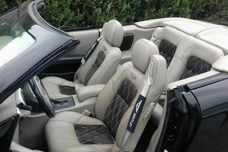 Nhìn sang những chỗ khác, ta thấy rằng tấm cản va phía sau trông có chút biến dạng và bộ khuếch tán gió thì trông thật tức cười. Tuy nhiên, chiếc xe nhái này cũng có một vài chi tiết vớt vát lại đó là cụm đèn hậu từ Bentley và một huy hiệu Bentley to rõ trên cốp.