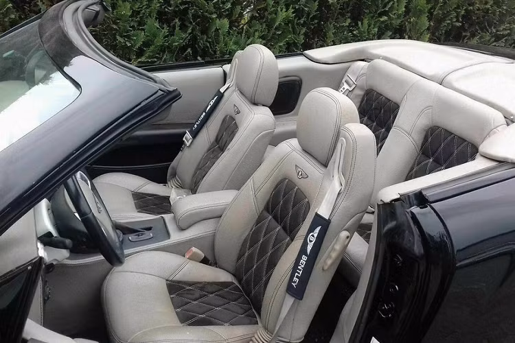 Nhìn sang những chỗ khác, ta thấy rằng tấm cản va phía sau trông có chút biến dạng và bộ khuếch tán gió thì trông thật tức cười. Tuy nhiên, chiếc xe nhái này cũng có một vài chi tiết vớt vát lại đó là cụm đèn hậu từ Bentley và một huy hiệu Bentley to rõ trên cốp.