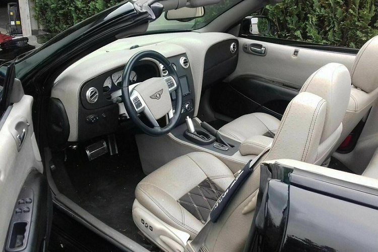 Như thấy ở trong hình, chiếc xe đã trải qua một khâu “phẫu thuật thẩm mỹ’ tốn kém để có mặt trước trông rất giống hàng thật với bộ đèn pha lấy từ chính xe siêu sang Bentley. Thêm nữa, chiếc xe còn được lắp đặt một bộ thân vỏ lấy cảm hứng từ Continental GTC, cho dù phần ốp bên sườn trông khác xa đồ xịn.