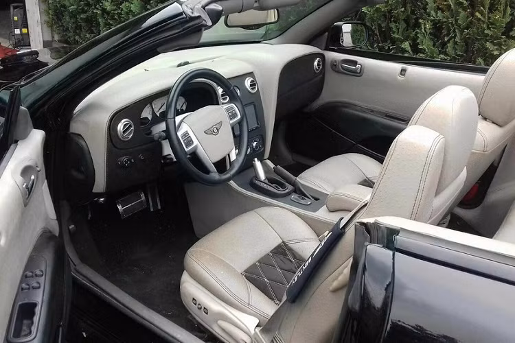 Như thấy ở trong hình, chiếc xe đã trải qua một khâu “phẫu thuật thẩm mỹ’ tốn kém để có mặt trước trông rất giống hàng thật với bộ đèn pha lấy từ chính xe siêu sang Bentley. Thêm nữa, chiếc xe còn được lắp đặt một bộ thân vỏ lấy cảm hứng từ Continental GTC, cho dù phần ốp bên sườn trông khác xa đồ xịn.