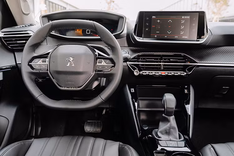 Điểm nhấn đặc biệt nhất của ngôn ngữ Peugeot 3D i-Cockpit là bảng đồng hồ điện tử đa thông tin ứng dụng công nghệ 3D giúp hiển thị thông tin sắc nét, ghi nhận đầy đủ các thông số vận hành của xe. Màn hình cảm ứng trung tâm 7 inch có khả năng kết nối Apple CarPlay với 6 phím truy cập nhanh xung quanh màn hình. Hơn nữa, Vô lăng vát cạnh dạng D-cut nhỏ gọn đem lại tư thế ngồi lái thoải mái.