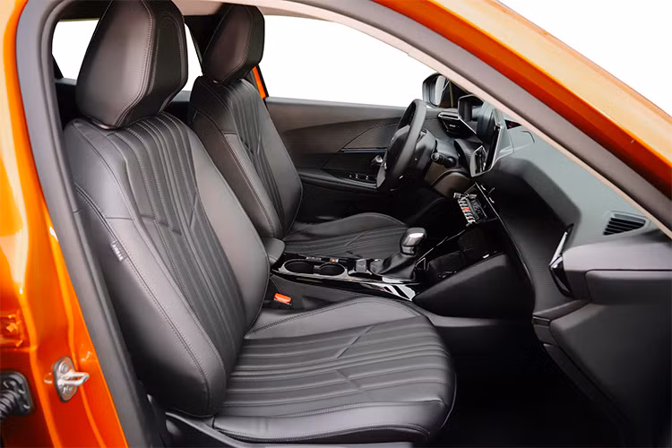Peugeot 2008 tại Việt Nam được trang bị ghế bọc da cao cấp, hàng ghế thứ 2 đủ thoáng rộng dành cho 3 khách hàng cùng khoang hành lý có dung tích 434 lít và có thể tăng gấp 3 lần lên mức 1.467 lít khi gập hàng ghế sau.