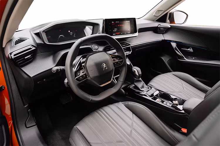 Cùng với đó, ống xả kép dạng hình thang mạ crom và đèn phanh được đặt trên cao cũng góp phần tôn vẻ đẹp hiện đại và năng động cho Peugeot 2008. Bên trong nội thất của mẫu xe này được thiết kế theo ngôn ngữ Peugeot 3D i-Cockpit mới mô phỏng buồng lái máy bay, đậm chất công nghệ với xu hướng tập trung vào người lái.