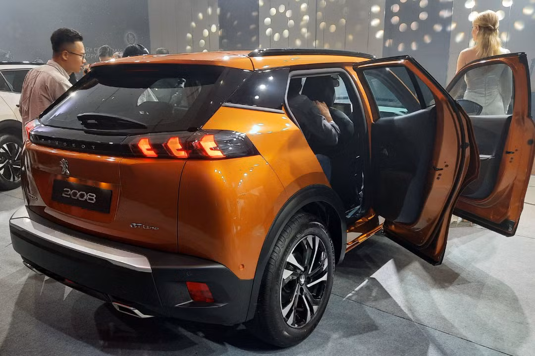 Các đường gân dập nổi kéo dọc hai bên thân xe mang đến cảm giác mạnh mẽ hơn, mâm hợp kim với kích thước 17inch phong cách Salamanca và gương chiếu hậu khác màu tích hợp đèn báo rẽ tiện dụng dạng LED. Phía sau với 2 cụm đèn hậu LED 3D mang đặc trưng 3 móng vuốt sư tử của thương hiệu Pháp được nối liền bởi dải đen đặt ngang tạo dáng vẻ bề thế và vững chãi.