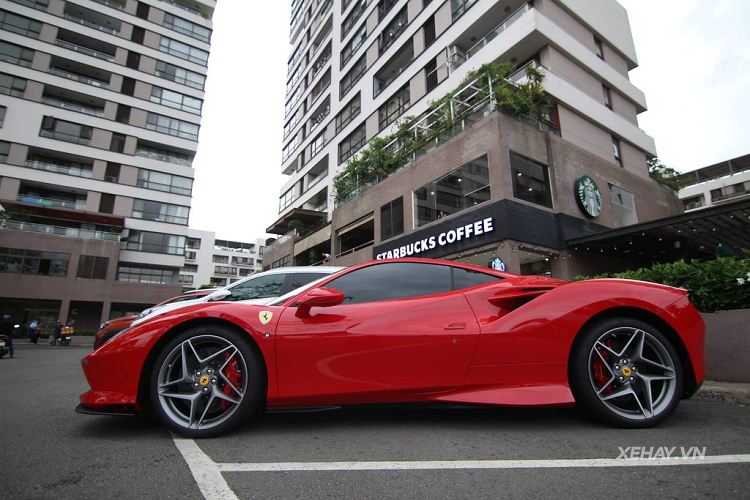 Tương tự 488 Pista, thân xe khí động học của F8 Tributo được Ferrari phát triển trực tiếp trên đường đua. Vì vậy mà xe có một số tính năng giống như siêu xe đua, có thể kể đến như bộ tản nhiệt mạnh mẽ phía trước hay khe hút gió làm mát động cơ đặt ở hai bên của cánh lướt gió thay vì hai bên sườn. Bên cạnh đó, để tối ưu hơn nữa vận hành của F8 Tributo, siêu xe mới được cập nhật hệ thống treo khí nén Side Slip Angle Control bản mới nhất (6.1), đường kính vô lăng cũng được tinh chỉnh để nhỏ hơn, giúp người lái dễ kiểm soát hơn.