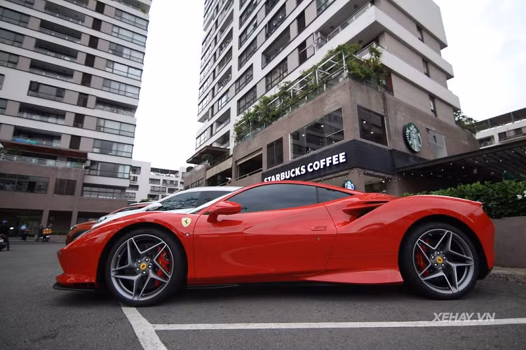 Tương tự 488 Pista, thân xe khí động học của F8 Tributo được Ferrari phát triển trực tiếp trên đường đua. Vì vậy mà xe có một số tính năng giống như siêu xe đua, có thể kể đến như bộ tản nhiệt mạnh mẽ phía trước hay khe hút gió làm mát động cơ đặt ở hai bên của cánh lướt gió thay vì hai bên sườn. Bên cạnh đó, để tối ưu hơn nữa vận hành của F8 Tributo, siêu xe mới được cập nhật hệ thống treo khí nén Side Slip Angle Control bản mới nhất (6.1), đường kính vô lăng cũng được tinh chỉnh để nhỏ hơn, giúp người lái dễ kiểm soát hơn.