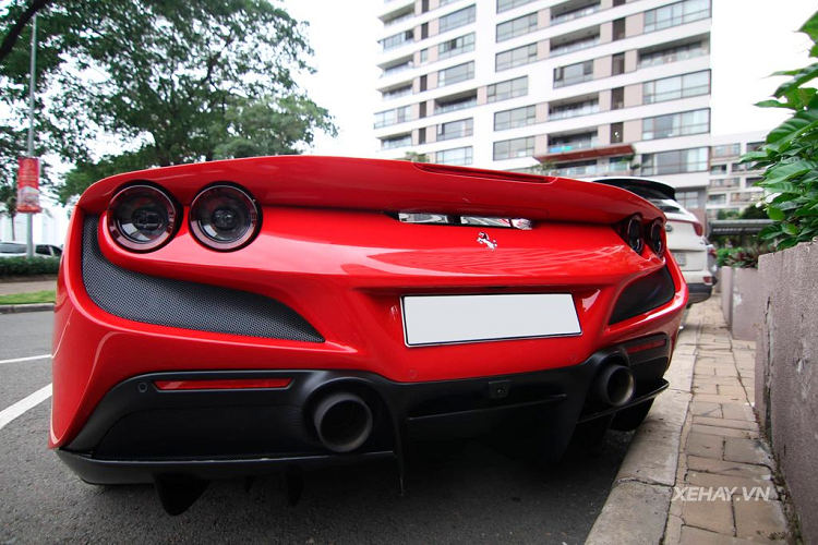 Ở phía sau, nắp động cơ của F8 Tributo lại gợi nhớ đôi chút tới huyền thoại F40. Cụm đèn hậu là loại hai cặp đèn tròn mỗi bên đặc trưng của thương hiệu. Xe được trang bị phiên bản mới của hệ thống kiểm soát áp suất phanh ở kẹp phanh Ferrari Dynamic Enhancer (FDE+) có thể kích hoạt lần đầu khi xe ở chế độ RACE, trước khi tham gia một cuộc đua tốc độ nào đó.