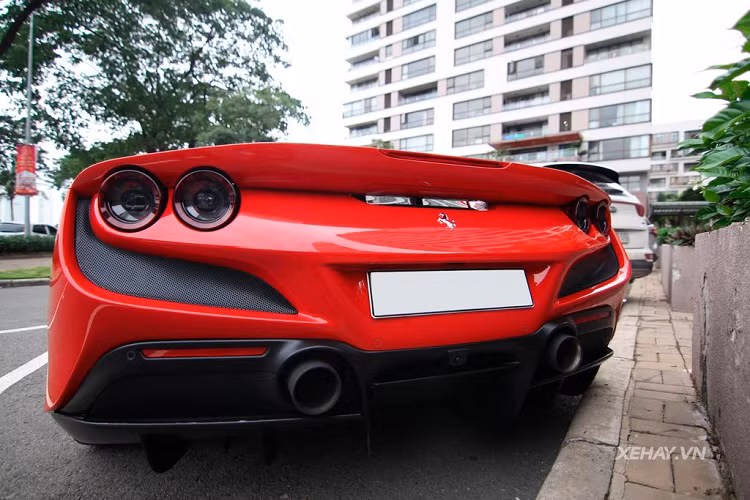 Ở phía sau, nắp động cơ của F8 Tributo lại gợi nhớ đôi chút tới huyền thoại F40. Cụm đèn hậu là loại hai cặp đèn tròn mỗi bên đặc trưng của thương hiệu. Xe được trang bị phiên bản mới của hệ thống kiểm soát áp suất phanh ở kẹp phanh Ferrari Dynamic Enhancer (FDE+) có thể kích hoạt lần đầu khi xe ở chế độ RACE, trước khi tham gia một cuộc đua tốc độ nào đó.