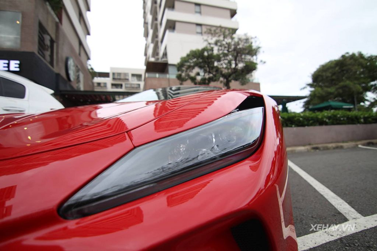 Về ngoại thất, F8 Tributo sở hữu ngôn ngữ thiết kế "S-Duct" tương tự đàn anh 488 Pista với họng hút gió trước lấy cảm hứng từ xe đua F1, giúp tăng thêm 15% lực ép xuống mặt đường so với mẫu xe tiền nhiệm. Phần đầu xe nổi bật với cụm đèn pha dạng Full-LED nằm ngang thanh mảnh, gọn gàng hơn, các khe hút gió mới đặt ngay bên trên giúp cải thiện luồng khí trong vòm bánh xe trước.