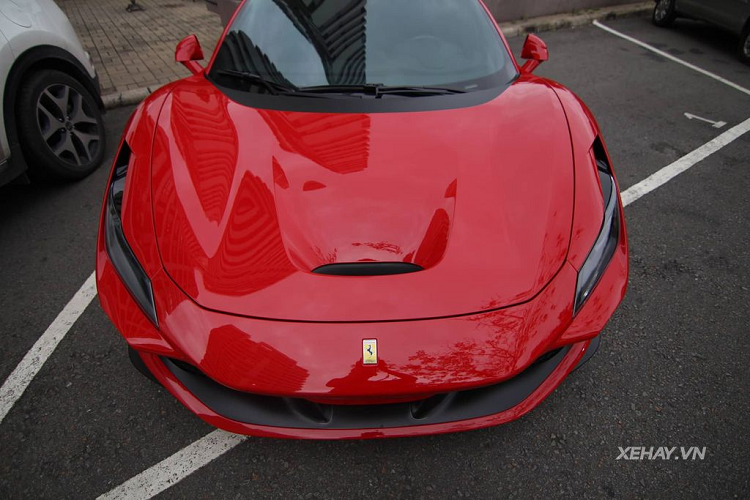 Quay trở lại với siêu phẩm Ferrari F8 Tributo độc nhất tại Việt Nam. Chiếc xe này thuộc sở hữu của doanh nhân Nguyễn Quốc Cường (Cường Đô la), một tay chơi xe khét tiếng cả nước. Ferrari F8 Tributo độc nhất được đưa về Việt Nam hồi cuối năm 2019 thông qua diện nhập khẩu tư nhân.