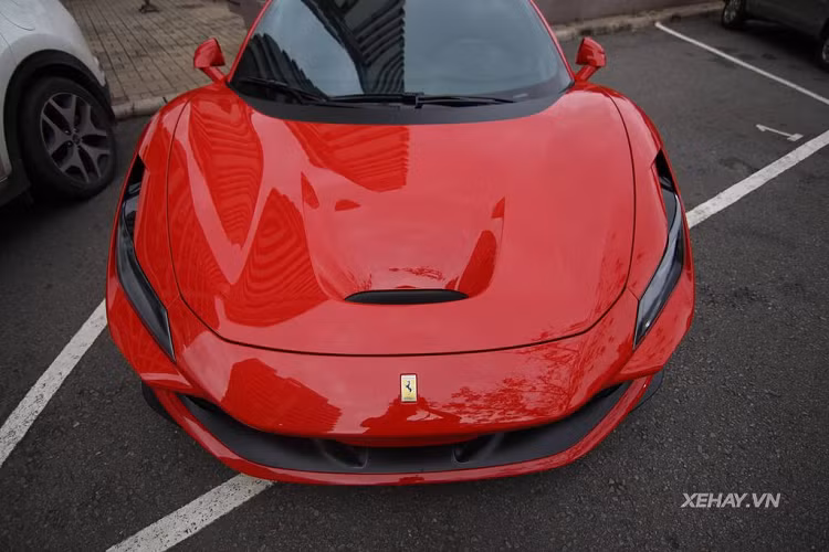 Quay trở lại với siêu phẩm Ferrari F8 Tributo độc nhất tại Việt Nam. Chiếc xe này thuộc sở hữu của doanh nhân Nguyễn Quốc Cường (Cường Đô la), một tay chơi xe khét tiếng cả nước. Ferrari F8 Tributo độc nhất được đưa về Việt Nam hồi cuối năm 2019 thông qua diện nhập khẩu tư nhân.