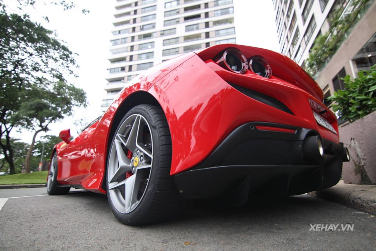 F8 Tributo sở hữu khối động cơ tăng áp kép V8 3,9 lít mạnh mẽ nhất mà Ferrari từng sản xuất. Thực tế, đây vẫn là loại dùng trên 488 GTB nhưng đã được cải tiến rất nhiều để F8 Tributo có tới 710 mã lực và mô-men xoắn cực đại 770Nm. F8 Tributo chỉ cần 2,9 giây để chạy nước rút từ 0 - 100 km/h, 7,8 giây để tăng tốc từ 0 - 200 km/h, trước khi cán tốc độ tối đa 340 km/h. Giá siêu xe Ferrari F8 Tributo của Cường Đô la chưa được công bố nhưng thuộc dạng nhập khâu tư nhân, mức giá chính hãng của siêu xe này tại Việt Nam khoảng hơn 30 tỷ đồng.