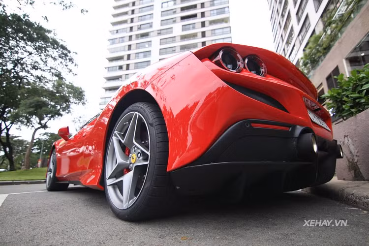 F8 Tributo sở hữu khối động cơ tăng áp kép V8 3,9 lít mạnh mẽ nhất mà Ferrari từng sản xuất. Thực tế, đây vẫn là loại dùng trên 488 GTB nhưng đã được cải tiến rất nhiều để F8 Tributo có tới 710 mã lực và mô-men xoắn cực đại 770Nm. F8 Tributo chỉ cần 2,9 giây để chạy nước rút từ 0 - 100 km/h, 7,8 giây để tăng tốc từ 0 - 200 km/h, trước khi cán tốc độ tối đa 340 km/h. Giá siêu xe Ferrari F8 Tributo của Cường Đô la chưa được công bố nhưng thuộc dạng nhập khâu tư nhân, mức giá chính hãng của siêu xe này tại Việt Nam khoảng hơn 30 tỷ đồng.