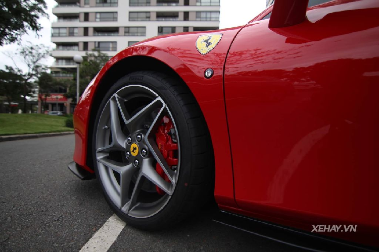 Tương tự 488 Pista, thân xe khí động học của F8 Tributo được Ferrari phát triển trực tiếp trên đường đua. Vì vậy mà xe có một số tính năng giống như siêu xe đua, có thể kể đến như bộ tản nhiệt mạnh mẽ phía trước hay khe hút gió làm mát động cơ đặt ở hai bên của cánh lướt gió thay vì hai bên sườn. Bên cạnh đó, để tối ưu hơn nữa vận hành của F8 Tributo, siêu xe mới được cập nhật hệ thống treo khí nén Side Slip Angle Control bản mới nhất (6.1), đường kính vô lăng cũng được tinh chỉnh để nhỏ hơn, giúp người lái dễ kiểm soát hơn.