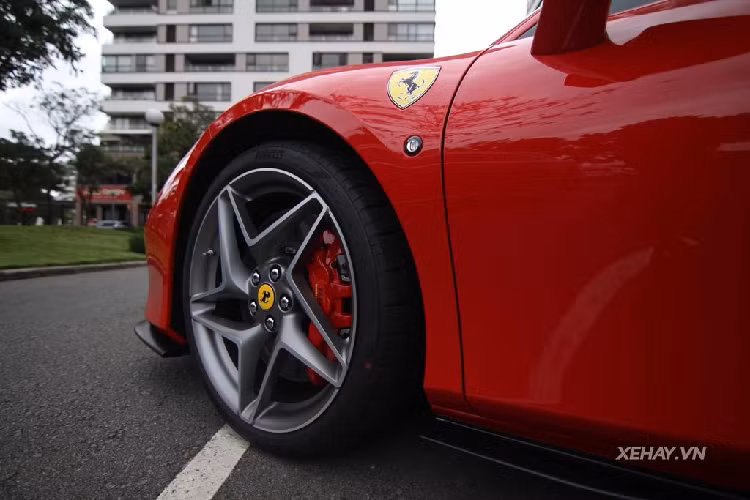 Tương tự 488 Pista, thân xe khí động học của F8 Tributo được Ferrari phát triển trực tiếp trên đường đua. Vì vậy mà xe có một số tính năng giống như siêu xe đua, có thể kể đến như bộ tản nhiệt mạnh mẽ phía trước hay khe hút gió làm mát động cơ đặt ở hai bên của cánh lướt gió thay vì hai bên sườn. Bên cạnh đó, để tối ưu hơn nữa vận hành của F8 Tributo, siêu xe mới được cập nhật hệ thống treo khí nén Side Slip Angle Control bản mới nhất (6.1), đường kính vô lăng cũng được tinh chỉnh để nhỏ hơn, giúp người lái dễ kiểm soát hơn.