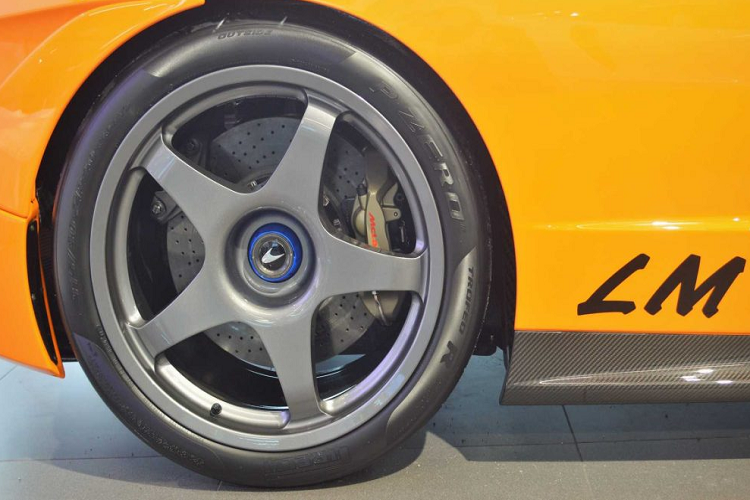 Một số chiếc Senna tới đây sẽ được ra mắt dựa trên khung gầm của siêu xe McLaren Senna GTR. Cho dù chỉ sản xuất 75 chiếc, tính đến thời điểm hiện tại, McLaren Senna GTR vẫn còn khoảng 20 chiếc “chưa tìm được chủ nhân”. Có lẽ một phần chính vì những chiếc xe này sinh ra không dành cho đường phố nên phần nào sẽ khó khăn hơn trong việc sử dụng.