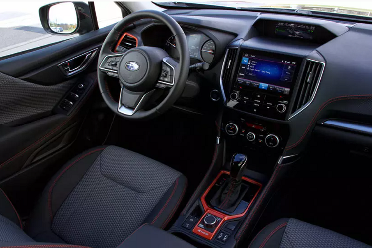 Tạo nên sự khác biệt là lưới tản nhiệt màu đen, viền đèn sương mù và đường ray trên nóc, tương phản với các điểm nhấn màu cam. Dàn chân xe sở hữu bộ mâm hợp kim 18 inch được hoàn thiện bằng màu sơn than đá ánh kim Anthracite. Ngoài màu trắng như trên hình, khách hàng có thể đặt hàng với màu sơn ngoại thất Dark Blue Pearl độc quyền.