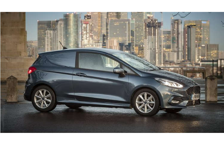 Cụ thể, Ford Fiesta 2020 tại thị trường châu Âu được trang bị hệ truyền động EcoBoost Hybrid với động cơ xăng EcoBoost tăng áp, dung tích 1.0 lít và máy phát điện tích hợp bộ đề 48V chạy bằng dây đai. Bên cạnh đó là cụm pin lithium-ion được sạc bằng phanh tái sinh năng lượng và hộp số tự động ly hợp kép 7 cấp mới.