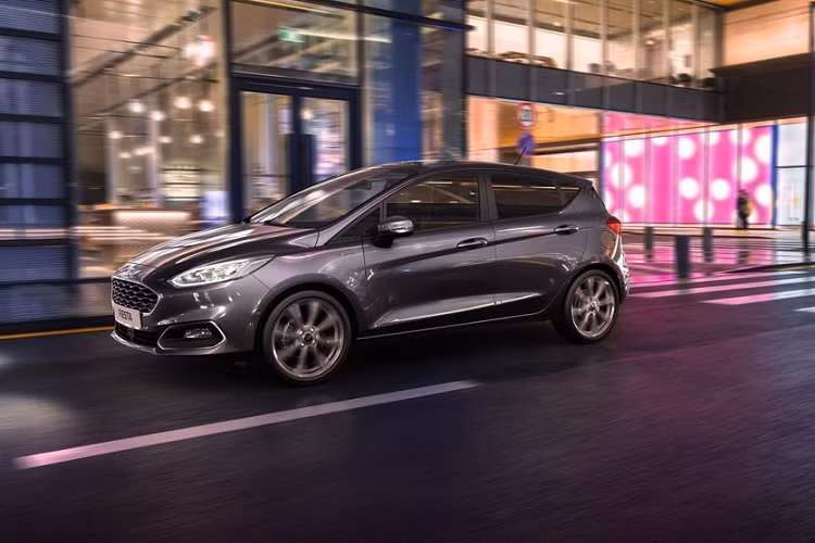 Tại thị trường Anh, giá xe Ford Fiesta EcoBoost Hybrid 2020 có giá khởi điểm từ 19.860 Bảng (khoảng 25.200 USD hay 586 triệu đồng).