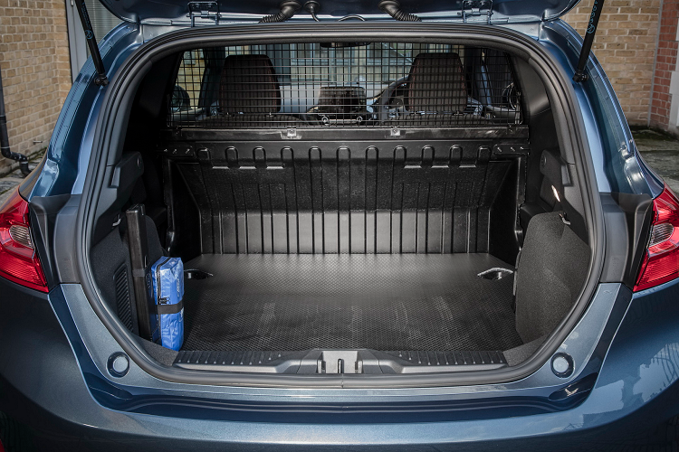 Tiếp đến là khay sạc điện thoại thông minh không dây và công nghệ FordPass Connect tiêu chuẩn, cho phép người lái điều khiển nhiều tính năng trên xe từ xa, sử dụng tín hiệu dữ liệu di động. Nhờ đó, người lái có thể đóng cửa, mở cửa, khởi động máy và phát hiện vị trí của xe từ xa.