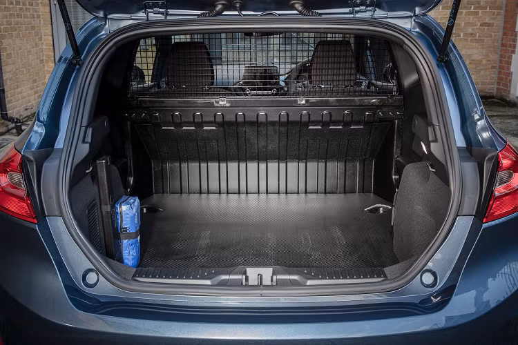 Tiếp đến là khay sạc điện thoại thông minh không dây và công nghệ FordPass Connect tiêu chuẩn, cho phép người lái điều khiển nhiều tính năng trên xe từ xa, sử dụng tín hiệu dữ liệu di động. Nhờ đó, người lái có thể đóng cửa, mở cửa, khởi động máy và phát hiện vị trí của xe từ xa.