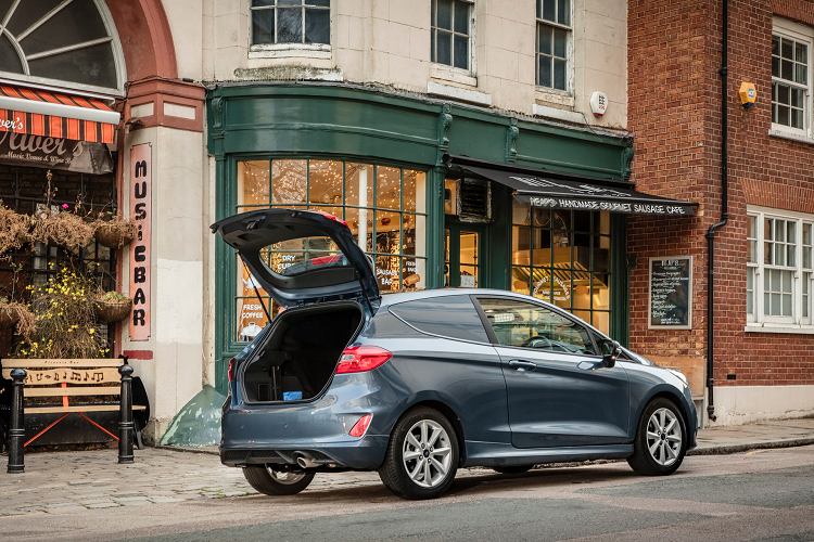 Ngoài động cơ mới, Ford Fiesta 2020 còn được bổ sung 2 chế độ lái mới là Sport và Trail. Trước đó, Ford Fiesta đã có 3 chế độ lái là Normal, Eco và Slippery. Bên trong xe, Ford Fiesta 2020 được nâng cấp phần mềm hệ thống thông tin giải trí SYNC 3 sao cho trực quan và dễ sử dụng hơn. Giao diện người dùng mới đi kèm với màn hình thông tin giải trí cảm ứng 8 inch.