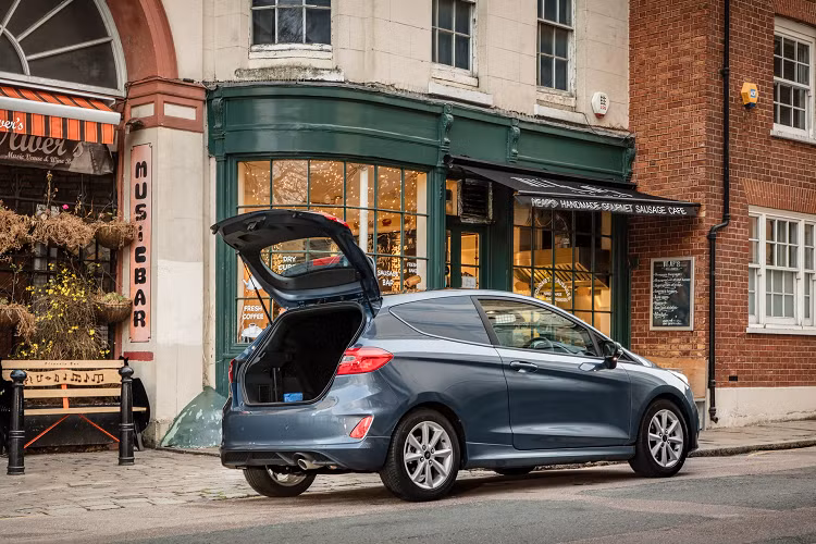 Ngoài động cơ mới, Ford Fiesta 2020 còn được bổ sung 2 chế độ lái mới là Sport và Trail. Trước đó, Ford Fiesta đã có 3 chế độ lái là Normal, Eco và Slippery. Bên trong xe, Ford Fiesta 2020 được nâng cấp phần mềm hệ thống thông tin giải trí SYNC 3 sao cho trực quan và dễ sử dụng hơn. Giao diện người dùng mới đi kèm với màn hình thông tin giải trí cảm ứng 8 inch.