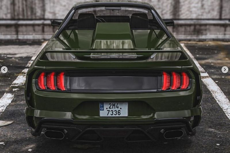 Trong khi ấy, phía sau xe vẫn có đèn hậu Mustang bình thường cùng ống xả kép.