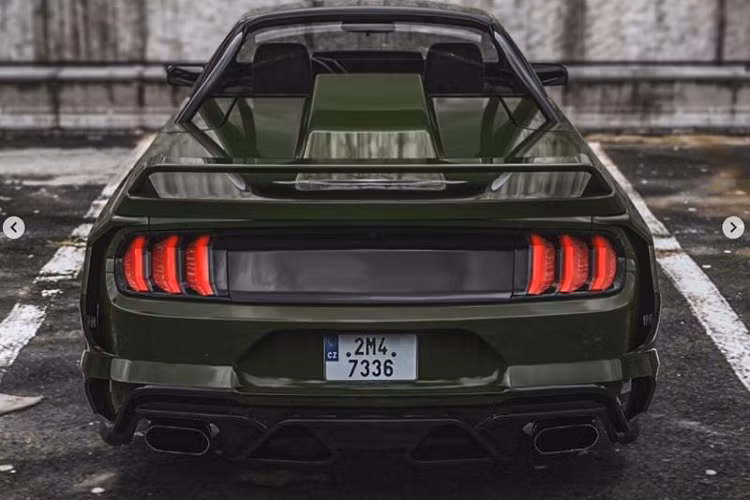 Trong khi ấy, phía sau xe vẫn có đèn hậu Mustang bình thường cùng ống xả kép.