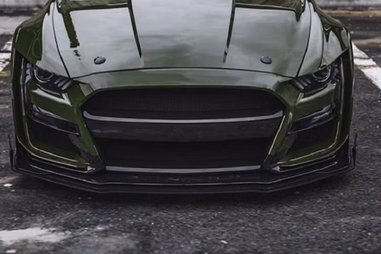 Chiếc Ford Mustang Shelby GT500 Ute này được hoàn thiện trong màu xanh quân đội và các chi tiết màu đen, đi kèm bộ mâm tương phản sáng loáng.