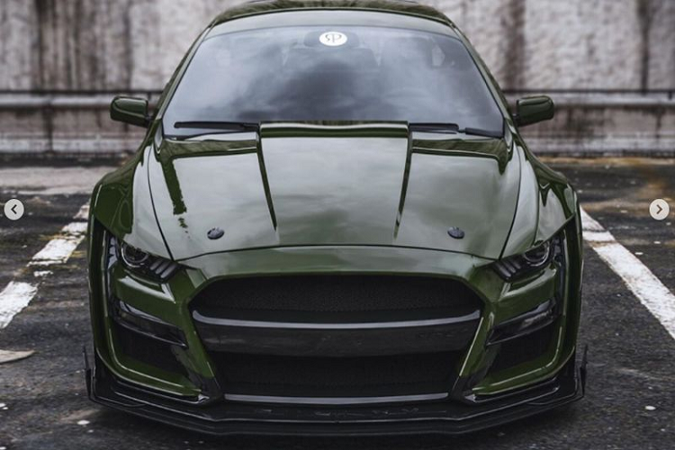 Tuy nhiên, Ford Mustang Shelby GT500 Ute chỉ là một bản vẽ kỹ thuật số đến từ nhà thiết kế Rostislav Prokop. Dường như ông đã ghép các mặt trước và sau của Mustang vào thân xe Ford Falcon.