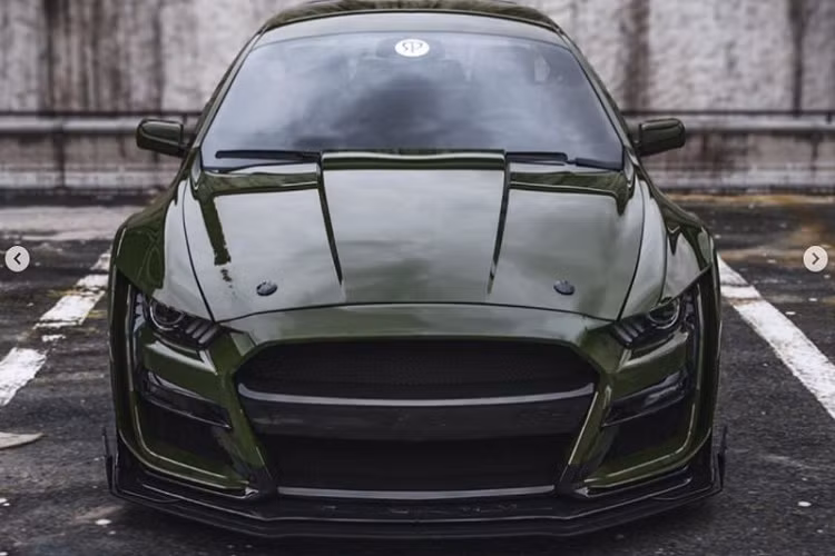 Tuy nhiên, Ford Mustang Shelby GT500 Ute chỉ là một bản vẽ kỹ thuật số đến từ nhà thiết kế Rostislav Prokop. Dường như ông đã ghép các mặt trước và sau của Mustang vào thân xe Ford Falcon.