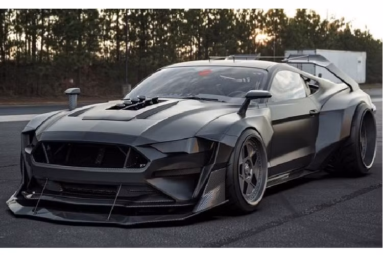 Quay trở lại lịch sử, vào năm 1979, dòng phim này từng gắn liền với chiếc Falcon XB GT trước khi mẫu siêu xe Mustang thế hệ S500 này xuất hiện trong vai trò kế nhiệm. Dưới nắp capo, phiên bản Mustang này được trang bị khối động cơ V8, nhận sức mạnh tăng cường siêu nạp Weiand 6-71.