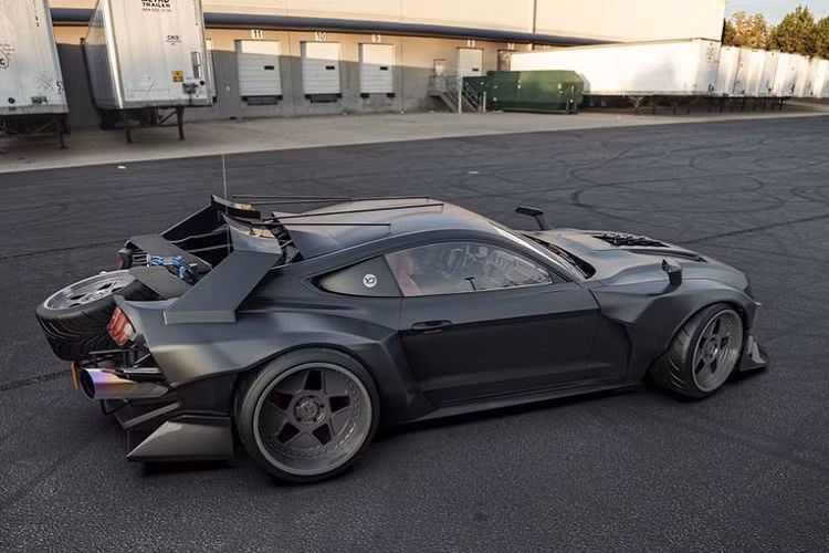 Về thiết kế ngoại thất, chiếc xe được mô phỏng với một loạt các chi tiết hầm hố, góc cạnh, đúng chất những bộ giáp chiến đấu trên phim ảnh.