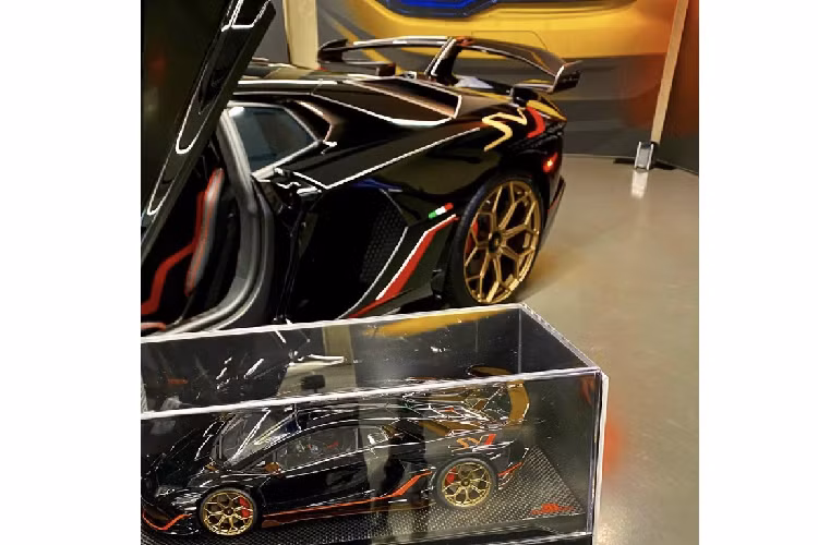 Với SVJ, sức mạnh không phải thứ quyết định giúp xe lập kỷ lục mới tại Nurburgring, hệ thống Khí động học chủ động (ALA) thế hệ thứ 2 cũng góp phần lớn vào kỷ lục này. ALA 2.0 có khả năng thay đổi lực khí động học, giúp tạo lực cản và giảm lực kéo của không khí tùy thuộc vào điều kiện vận hành. Hệ thống này bao gồm nhiều cửa gió được làm ẩn bên trong cánh gió trước và sau, có thể mở/đóng chỉ trong 0.5 giây.