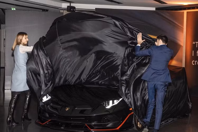 So với những phiên bản trước đó, SVJ sở hữu những thiết kế mới lạ hoàn toàn mới cùng các chi tiết nhằm tăng tính khí động học cũng như thẩm mĩ như phần cản trước sau cùng các phần ốp hông mới.