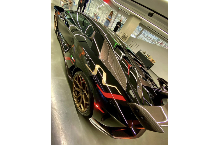 Với số lượng sản xuất 963 chiếc, những vị chủ nhân may mắn có thể sở hữu chiếc xe Lamborghini Aventador SVJ cũng như lựa chọn những phong cách phối màu độc đáo cho chiếc xe yêu quý của mình. Ngoài bảng màu và các tùy chọn cơ bản, các vị chủ nhân hòan toàn có thể tìm đến bộ phận cá nhân hoá Ad Personam – nơi biến những ý tưởng của họ thành hiện thực.