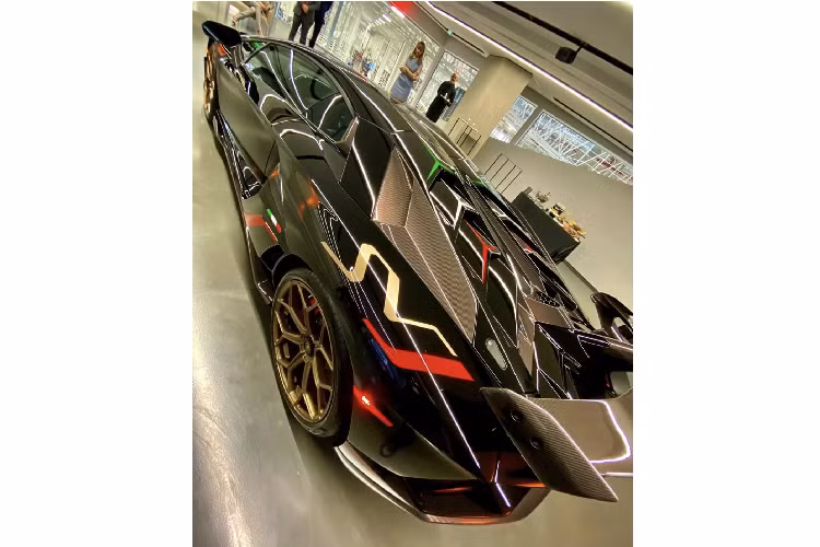 Với số lượng sản xuất 963 chiếc, những vị chủ nhân may mắn có thể sở hữu chiếc xe Lamborghini Aventador SVJ cũng như lựa chọn những phong cách phối màu độc đáo cho chiếc xe yêu quý của mình. Ngoài bảng màu và các tùy chọn cơ bản, các vị chủ nhân hòan toàn có thể tìm đến bộ phận cá nhân hoá Ad Personam – nơi biến những ý tưởng của họ thành hiện thực.