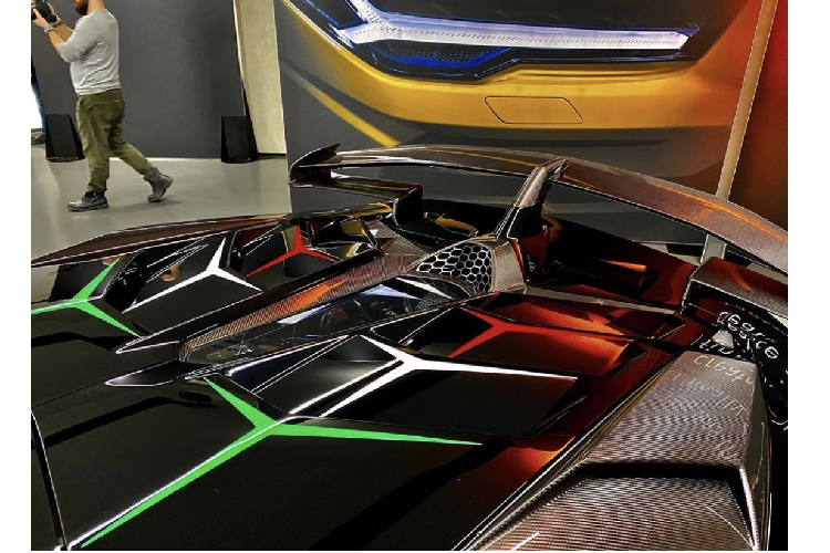 Gần đây, một chiếc Aventador SVJ màu đen đã được bàn giao tới chủ sở hữu. Thay vì lựa chọn việc nhận bàn giao xe ở đại lý gần nhất nhằm thuận lợi hơn cho việc vận chuyển, vị chủ sở hữu này đã quyết định di chuyển tới đại bản doanh của thương hiệu này tại Ý để tham dự buổi lễ bàn giao đặc biệt này. Về bản chất, đây là một chiếc xe đặc biệt nên chính vì thế mà nó xứng đang với một buổi lễ bàn giao đặc biệt, trang trọng.