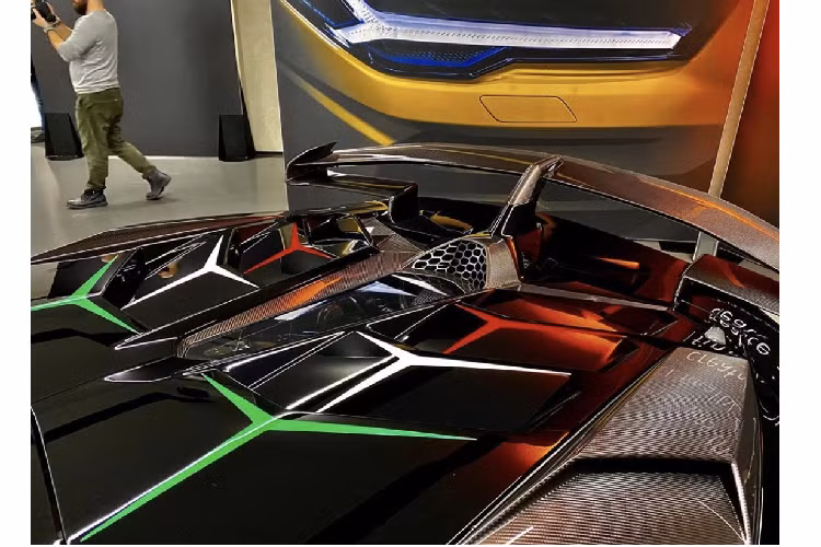 Gần đây, một chiếc Aventador SVJ màu đen đã được bàn giao tới chủ sở hữu. Thay vì lựa chọn việc nhận bàn giao xe ở đại lý gần nhất nhằm thuận lợi hơn cho việc vận chuyển, vị chủ sở hữu này đã quyết định di chuyển tới đại bản doanh của thương hiệu này tại Ý để tham dự buổi lễ bàn giao đặc biệt này. Về bản chất, đây là một chiếc xe đặc biệt nên chính vì thế mà nó xứng đang với một buổi lễ bàn giao đặc biệt, trang trọng.