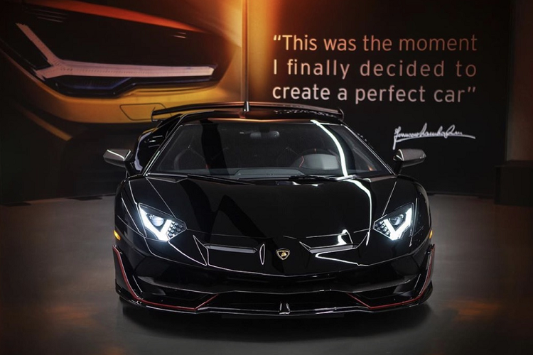 Lamborghini Aventador SVJ được trang bị động cơ V12, hút khí tự nhiên, dung tích 6.5 lít, tạo ra công suất tối đa 770 mã lực và mô-men xoắn cực đại. Xe vẫn có khả năng tăng tốc lên 100 km/h trong vòng 2,8 giây và tốc độ tối đa đạt được là 350 km/h.