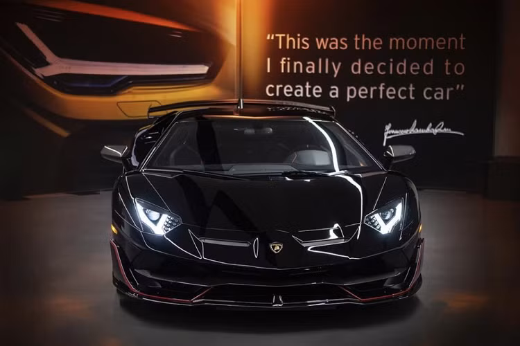 Lamborghini Aventador SVJ được trang bị động cơ V12, hút khí tự nhiên, dung tích 6.5 lít, tạo ra công suất tối đa 770 mã lực và mô-men xoắn cực đại. Xe vẫn có khả năng tăng tốc lên 100 km/h trong vòng 2,8 giây và tốc độ tối đa đạt được là 350 km/h.