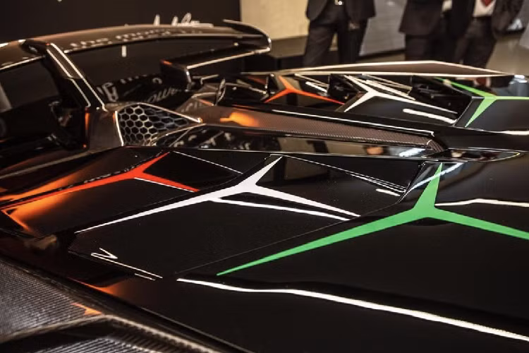 Số lượng những chiếc siêu xe Lamborghini Aventador SVJ màu độc trên thế giới không ít, tuy nhiên chiếc xe này nổi bật với các họa tiết trang trí đi kèm độc đáo cũng như các đường màu phối đem lại một vẻ đẹp lạ mắt, độc đáo cho chiếc xe.