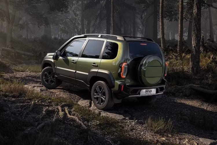 Qua những hình ảnh do hãng Lada tung ra, có thể thấy Lada Niva Travel 2021 sở hữu thiết kế ngoại thất giống mẫu SUV cỡ C Toyota RAV4. Hiện Toyota RAV4 đang bán rất chạy trên thị trường thế giới nên chẳng có gì lạ khi hãng Lada muốn "bắt chước" thiết kế của mẫu SUV cỡ C này.