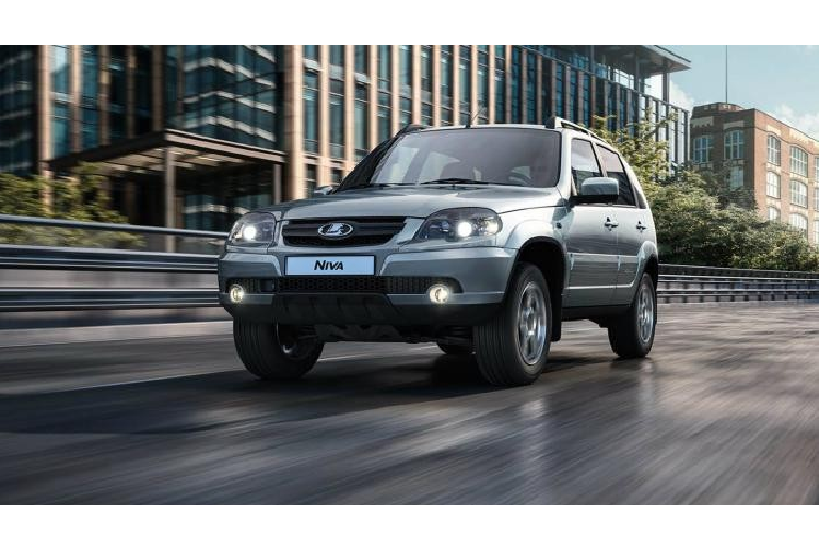 Trên đầu xe, Lada Niva Travel 2021 được bổ sung cụm đèn pha hiện đại hơn và nắp ca-pô thiết kế lại với những đường dập gân nổi bật. Lưới tản nhiệt của xe cũng lớn hơn trước trong khi hốc bánh được thiết kế vuông vắn hơn. Ngoài ra, Lada Niva Travel 2021 còn được bổ sung lốp cỡ lớn hơn trước, "ống thở" trên nóc xe và chắn bùn bằng nhựa màu đen để bảo vệ thân vỏ. Đằng sau mẫu xe này xuất hiện cụm đèn hậu LED toàn phần và cản va cải tiến.