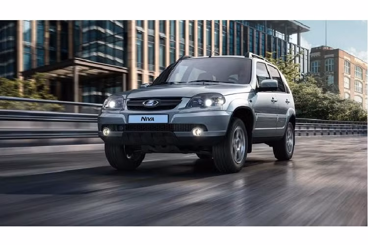 Trên đầu xe, Lada Niva Travel 2021 được bổ sung cụm đèn pha hiện đại hơn và nắp ca-pô thiết kế lại với những đường dập gân nổi bật. Lưới tản nhiệt của xe cũng lớn hơn trước trong khi hốc bánh được thiết kế vuông vắn hơn. Ngoài ra, Lada Niva Travel 2021 còn được bổ sung lốp cỡ lớn hơn trước, "ống thở" trên nóc xe và chắn bùn bằng nhựa màu đen để bảo vệ thân vỏ. Đằng sau mẫu xe này xuất hiện cụm đèn hậu LED toàn phần và cản va cải tiến.