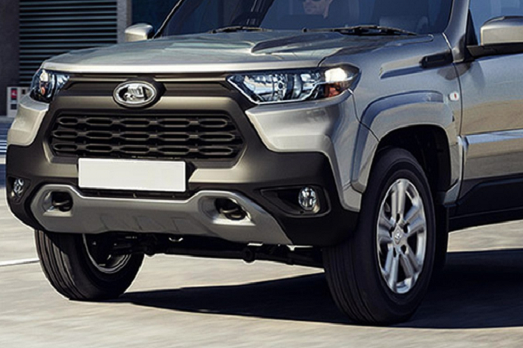 Hiện hãng Lada chưa tung ra hình ảnh nội thất của Niva Travel 2021. Theo tin đồn, nội thất của mẫu xe này sẽ gần như không thay đổi so với trước. Mặc dù sở hữu ngoại hình giống Toyota RAV4 nhưng Lada Niva Travel 2021 lại hoàn toàn lép vế về động cơ. Theo đó, Lada Niva Travel 2021 chỉ được trang bị động cơ xăng 4 xi-lanh, dung tích 1,7 lít với công suất tối đa 80 mã lực và mô-men xoắn cực đại 127 Nm. Đây là động cơ gần như không thay đổi của Lada Niva kể từ thập niên '90.